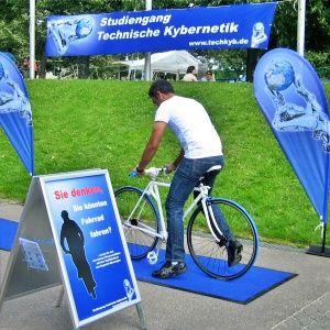 Eine Person versucht, ein Fahrrad mit Hinterrad-Lenkung zu fahren