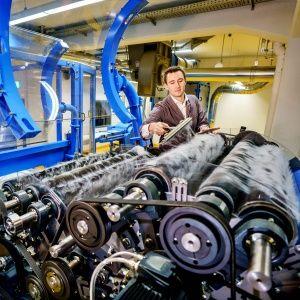 Eine Person arbeitet an einer Maschine