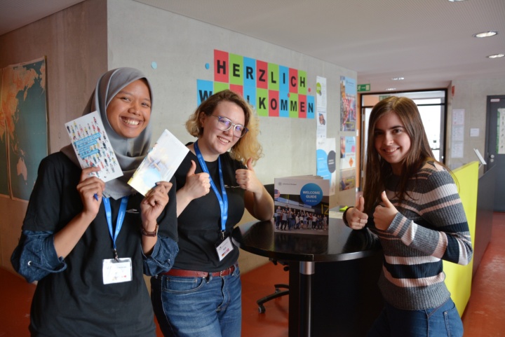 3 studentische Hilfskräfte freuen sich über ihre Arbeit im IZ 