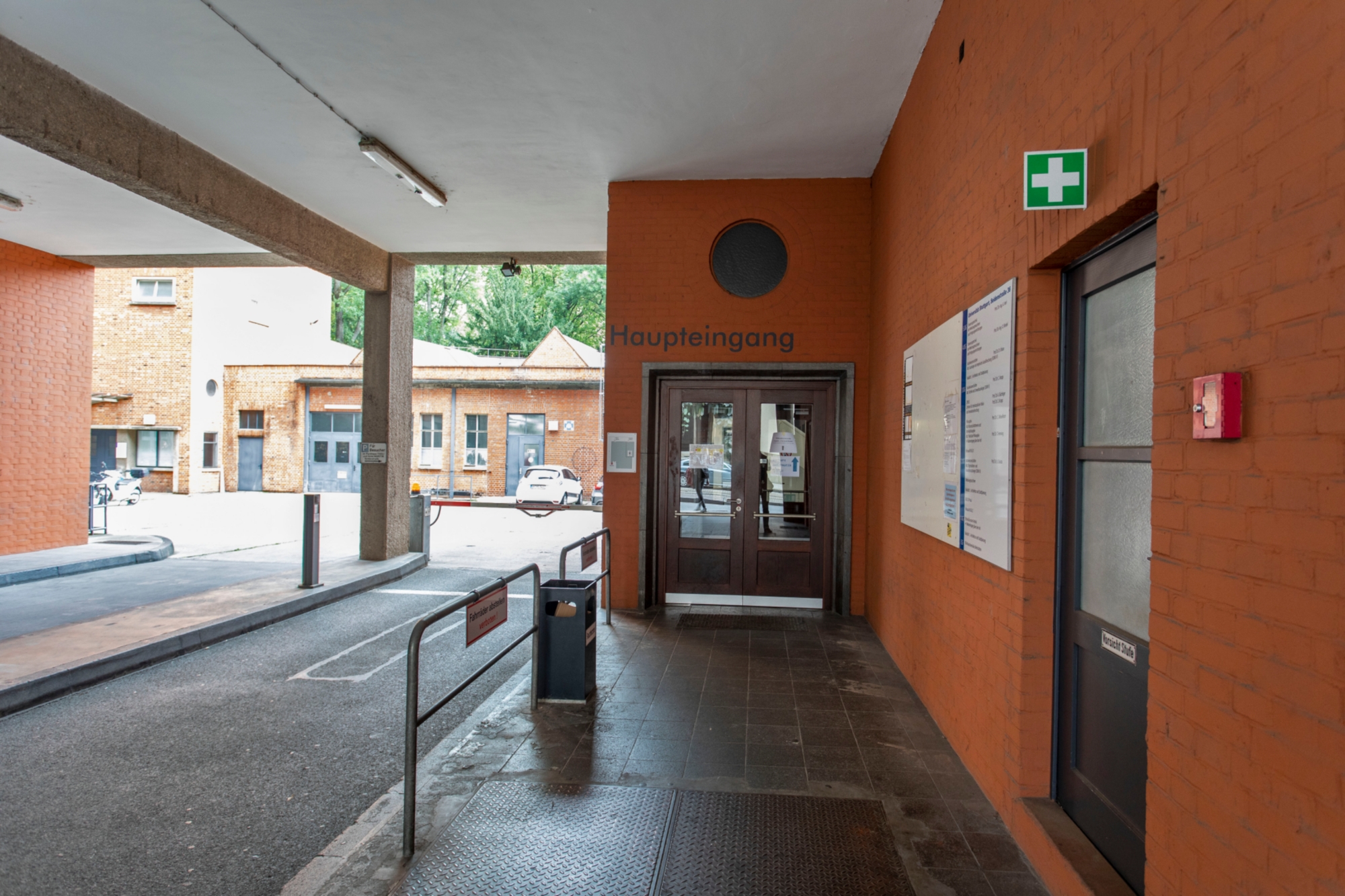 Haupteingang Seidenstraße 36