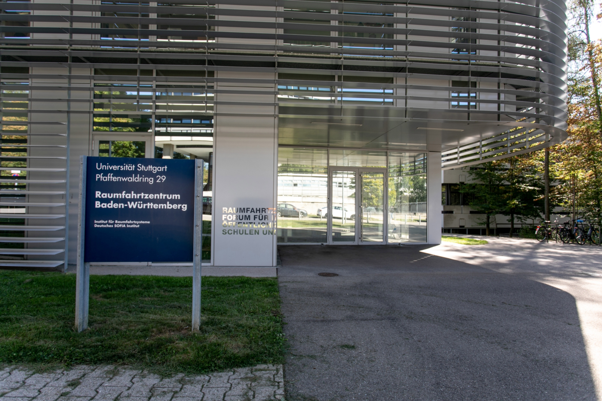 Haupteingang Pfaffenwaldring 29