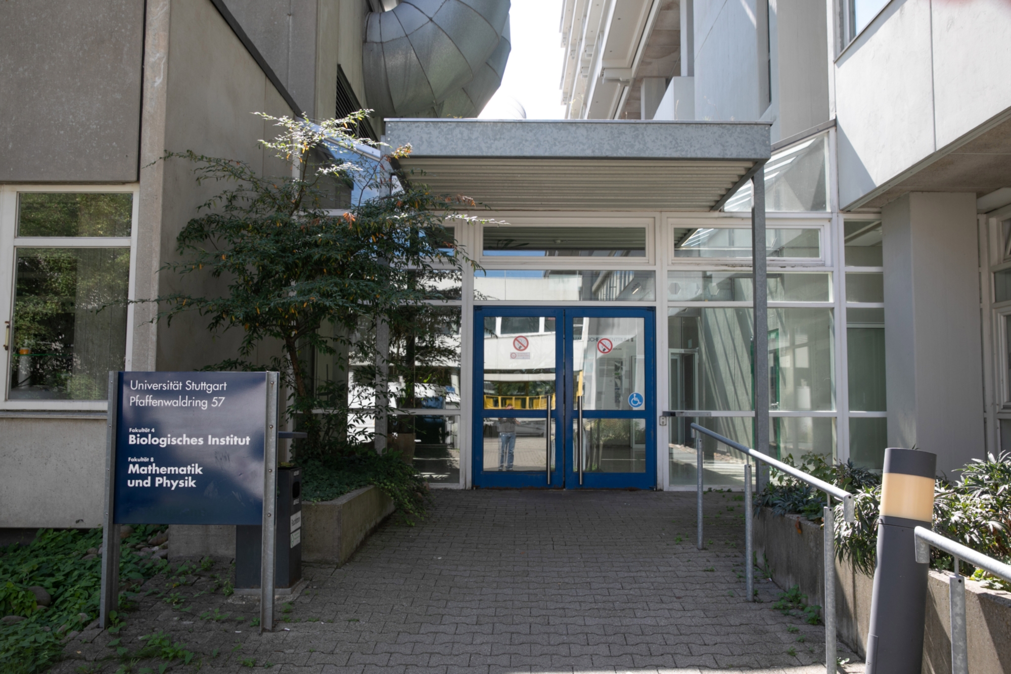 Haupteingang Pfaffenwaldring 57