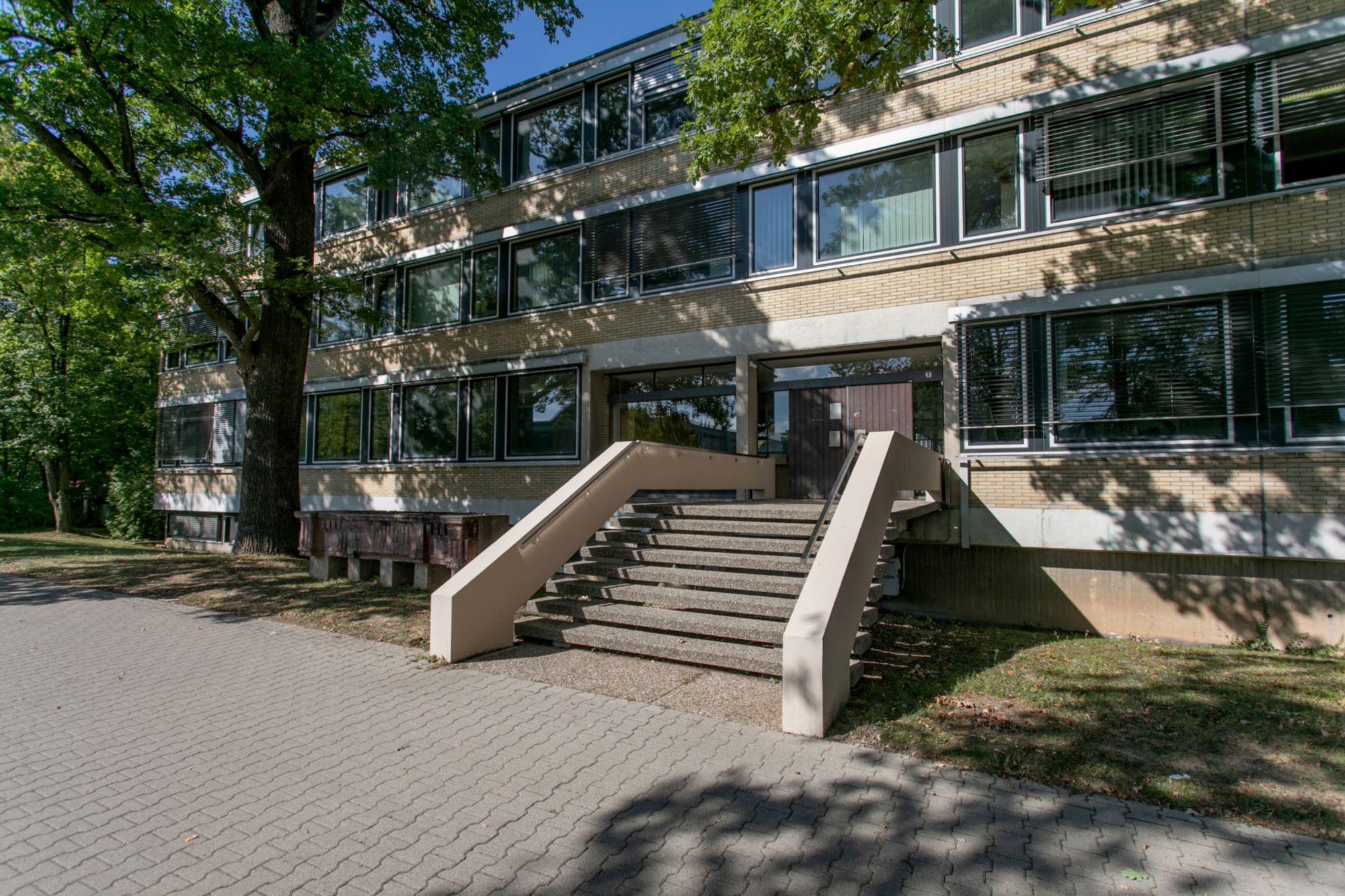 Haupteingang Pfaffenwaldring 6