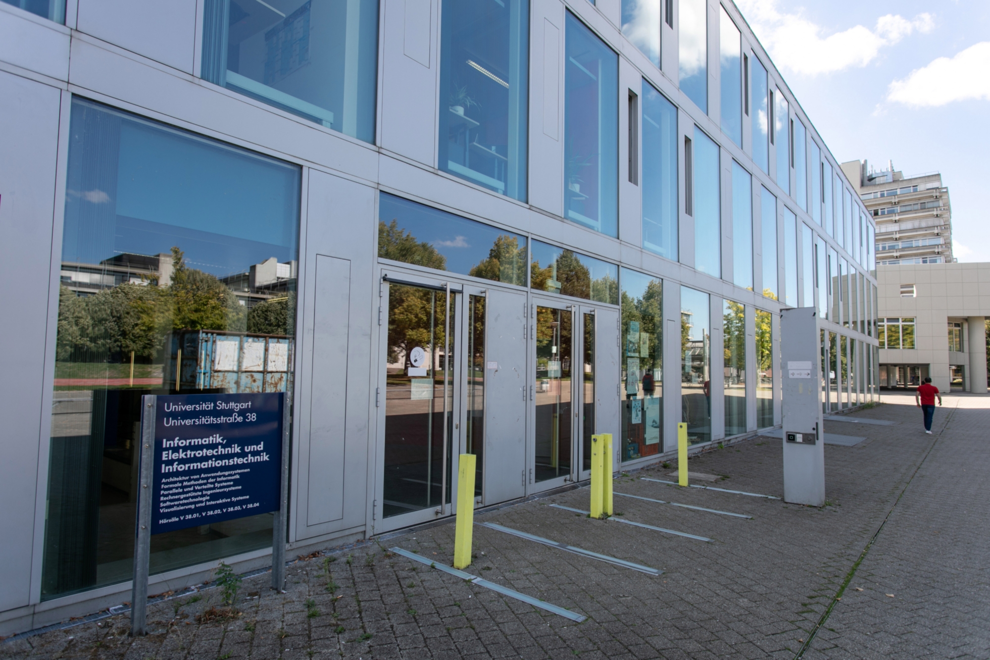 Haupteingang Universitätsstraße 38