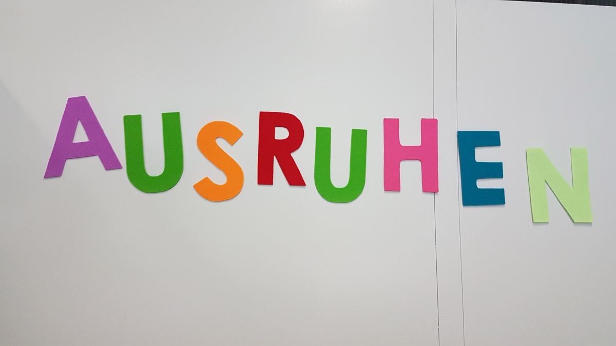 Bunte Buchstaben an der Wand, die das Wort Forschen ergeben.