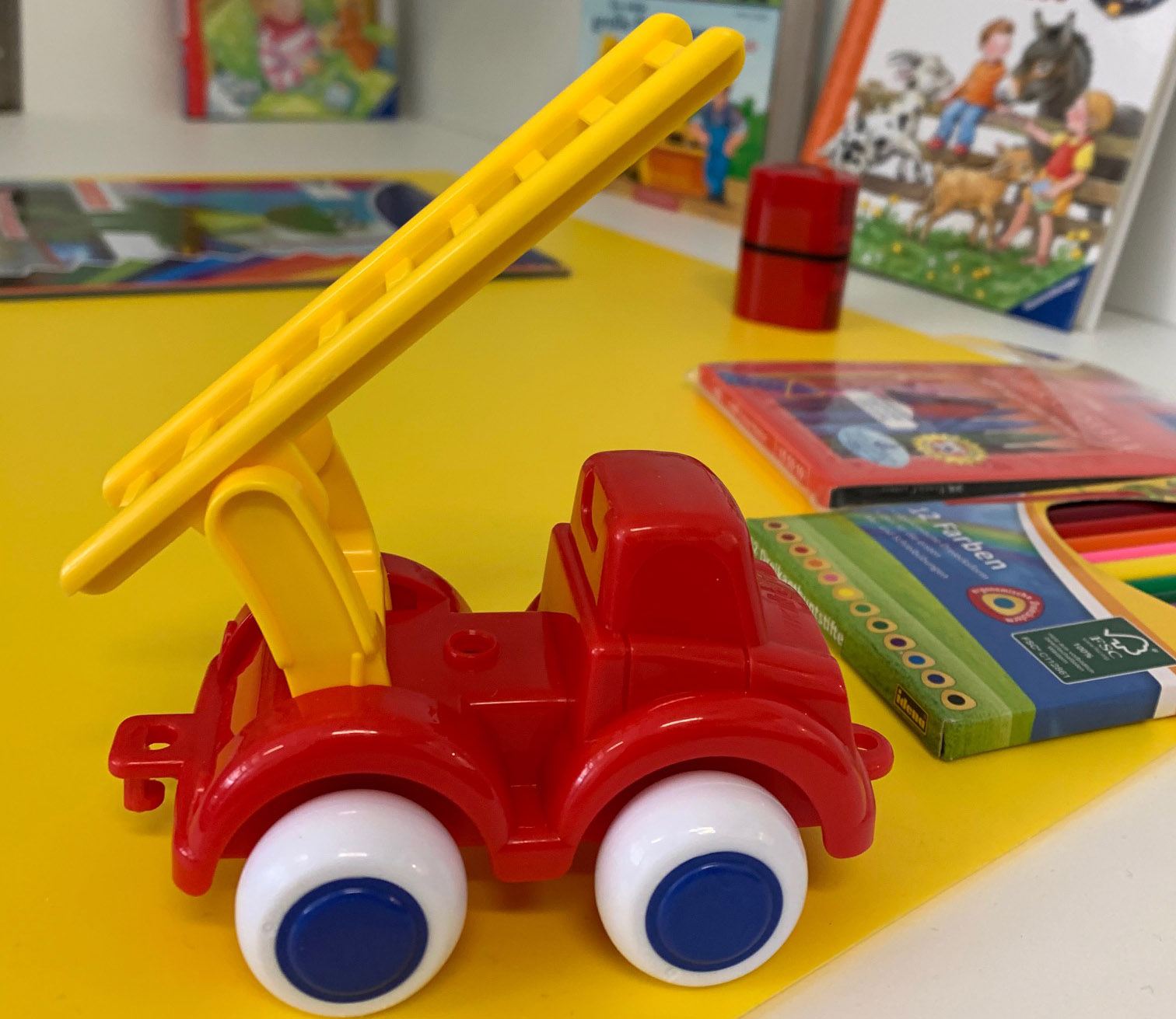 Ein Spielauto.