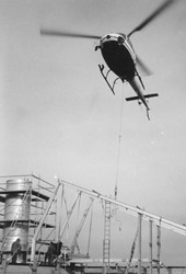 Montage der Stahlstreben fr die neue Botanische Versuchsstation durch einen Hubschrauber