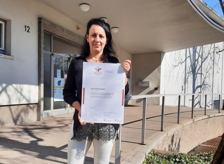 Gender Equality Officer Dr. Grazia Lamanna holds the family-friendly university audit certificate in her hands.