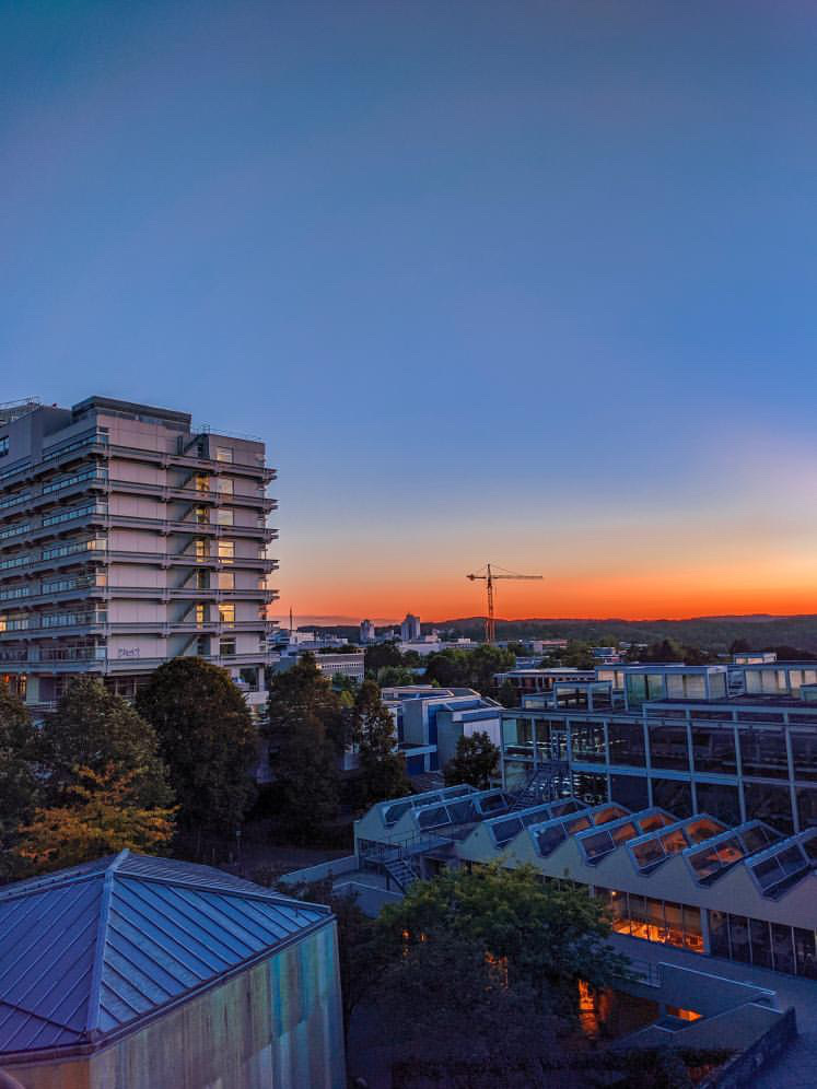 Sonnenuntergang auf dem Campus Vaihingen mit NWZ-Gebäude am Bildrand