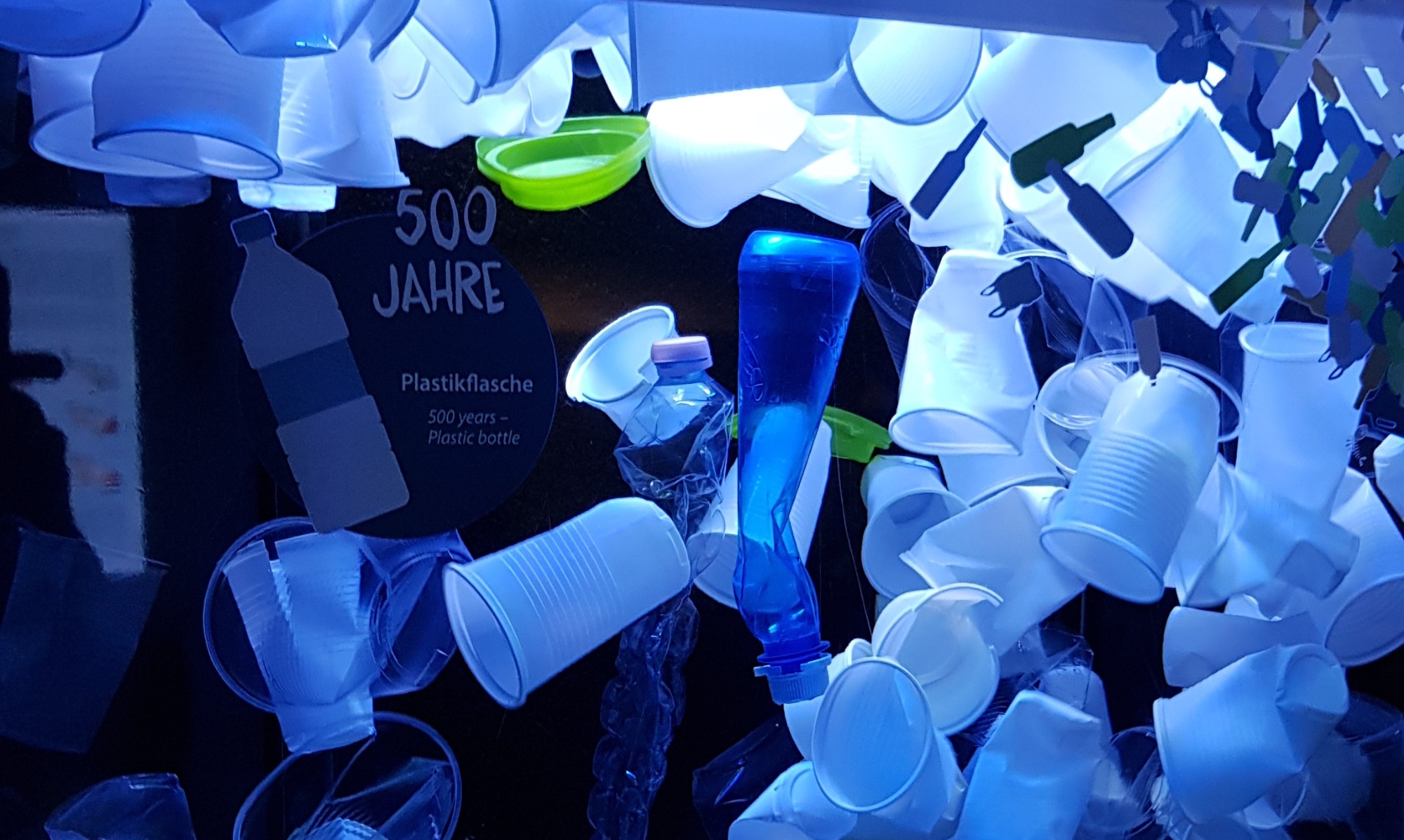 Viele Plastikbecher.